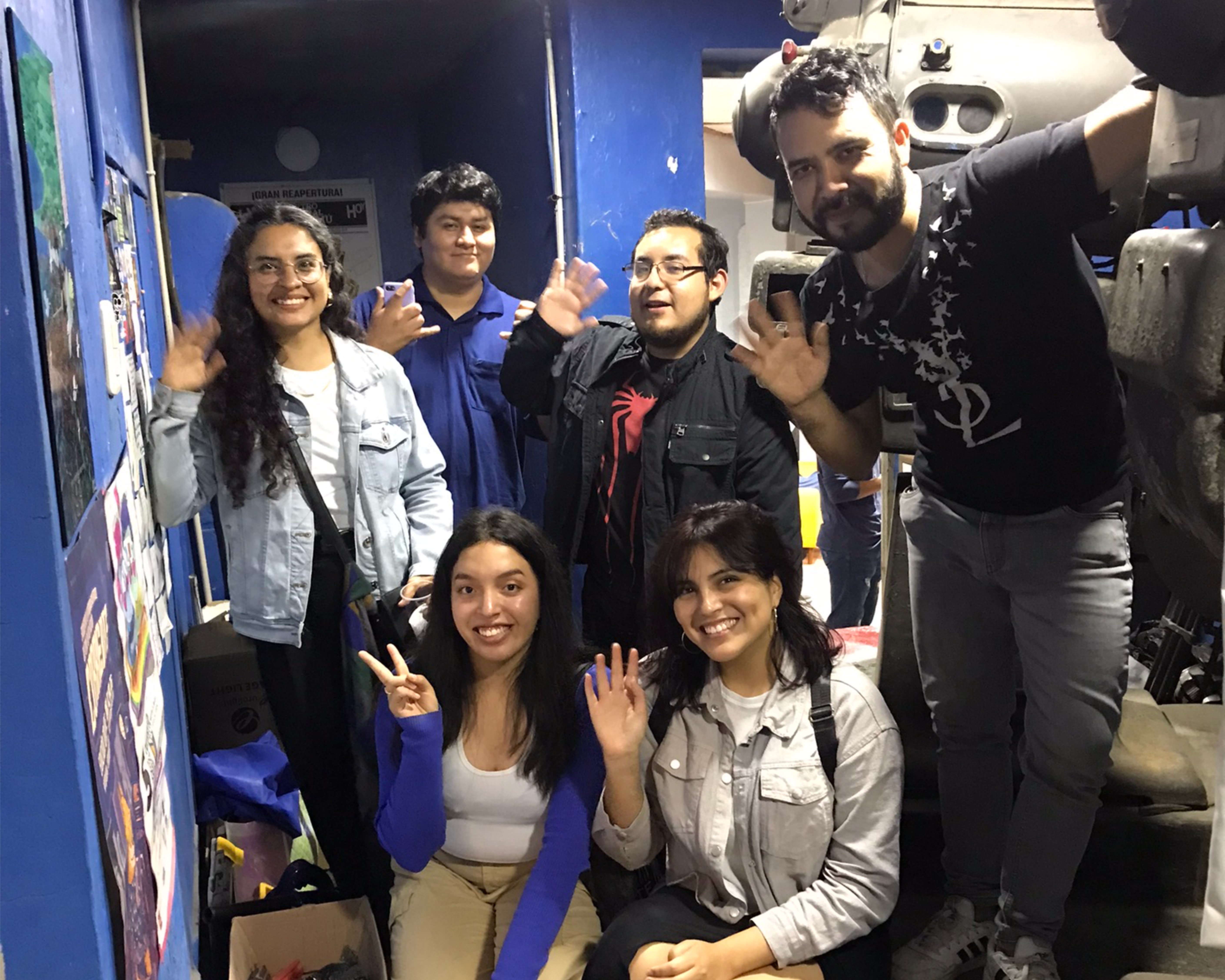 Parte del equipo de Aynimation reunido en una sala de cine